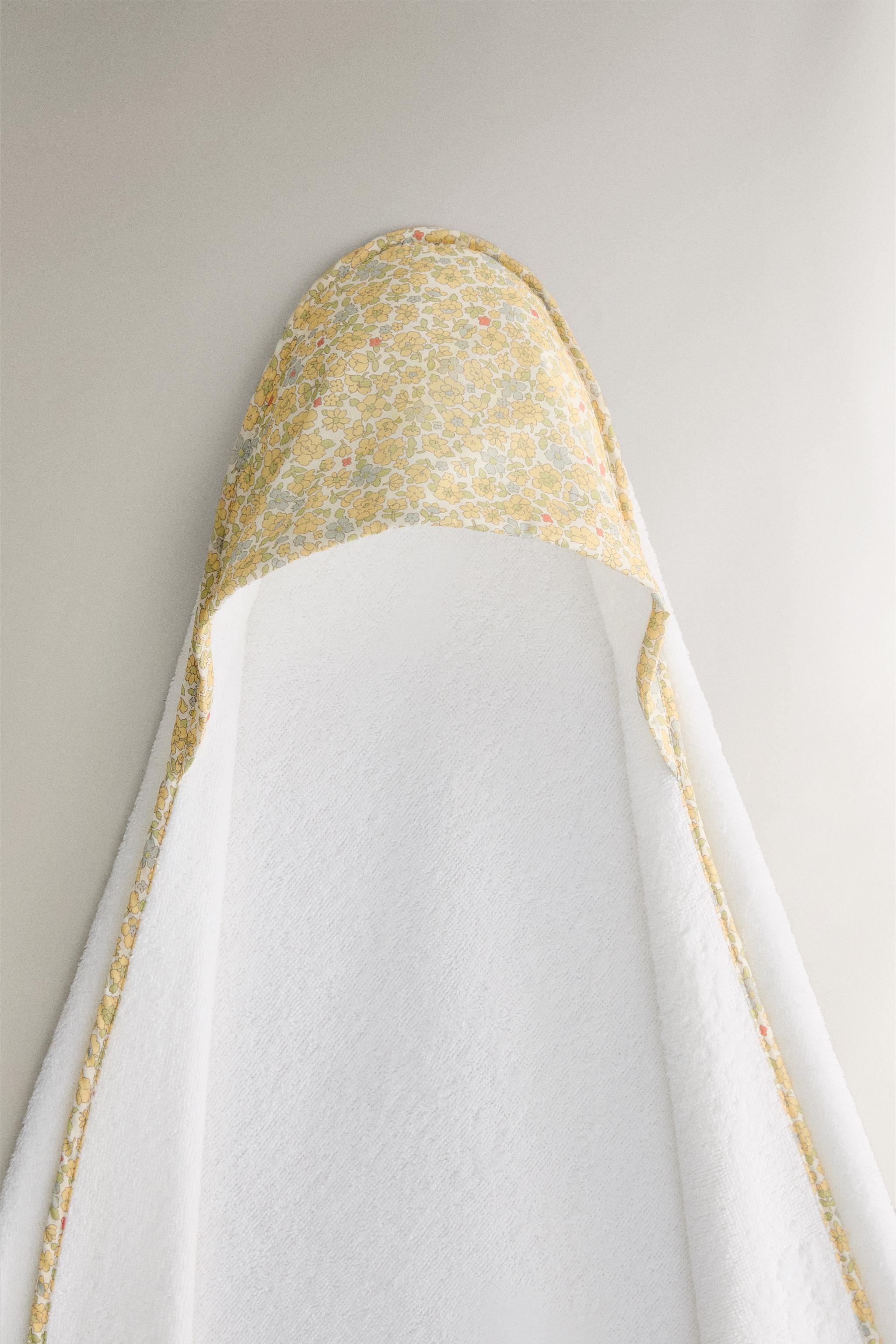 HOODED BABY BATH TOWEL WITH FLORAL PIPING AND HOOD