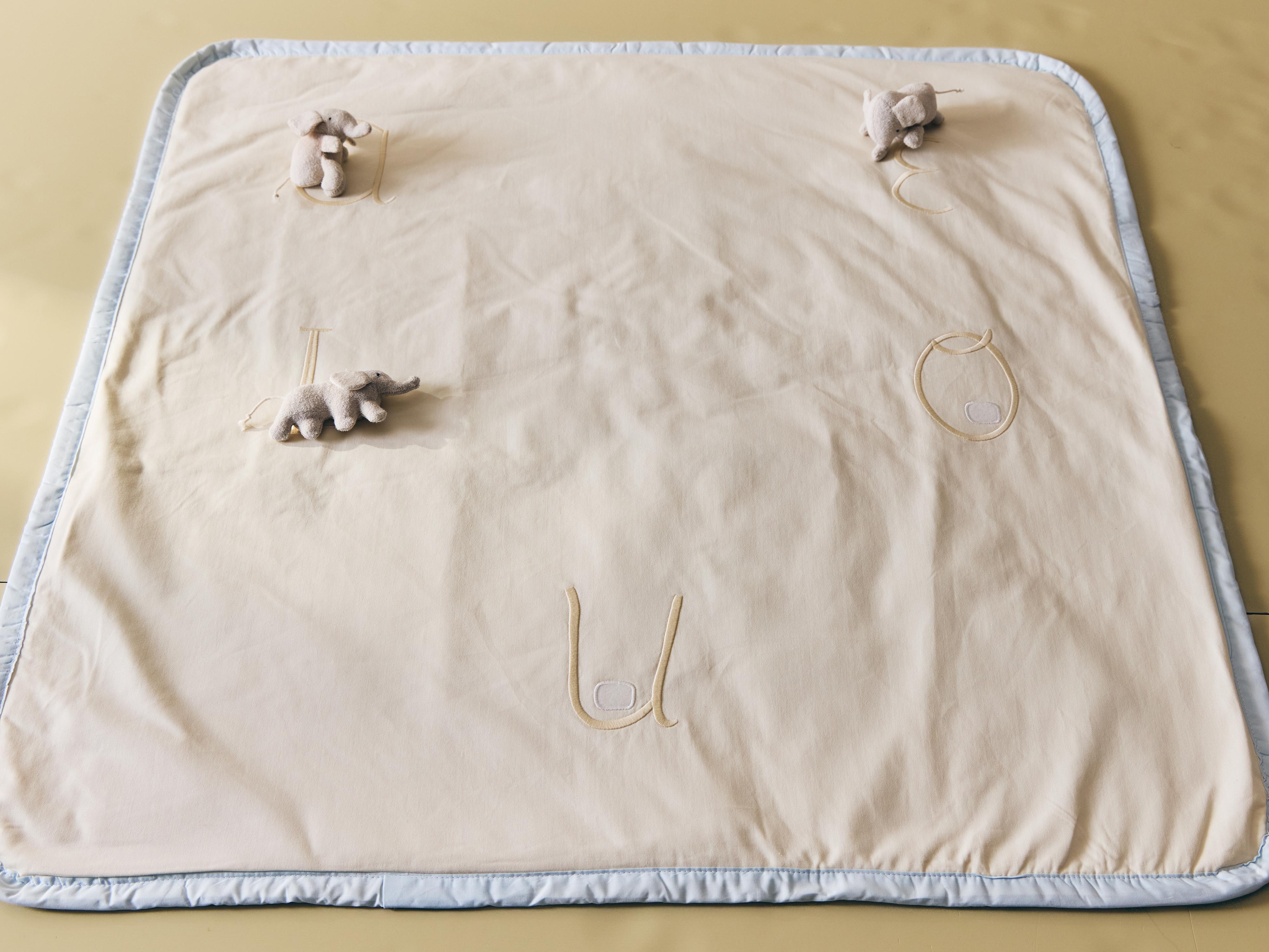 CHILDREN'S PLAY BLANKET WITH ELEPHANTS