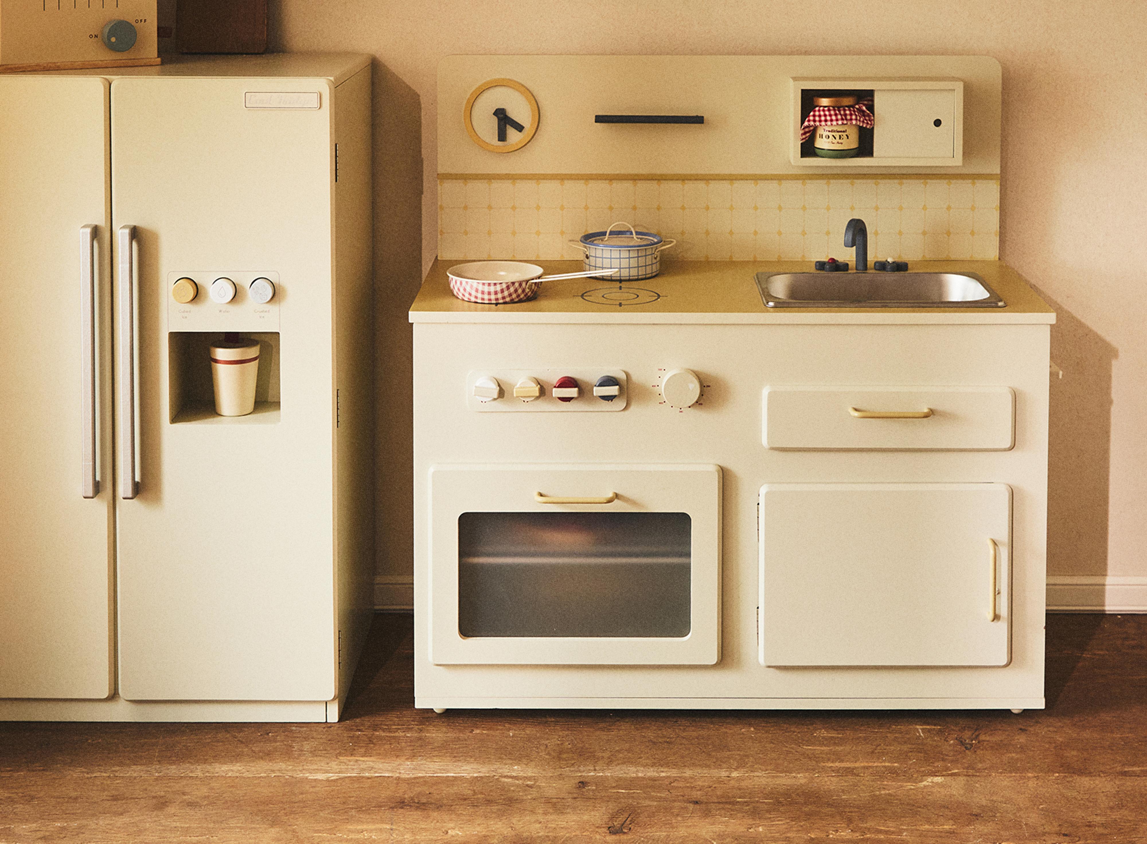 CHILDREN'S WOODEN PLAY KITCHEN