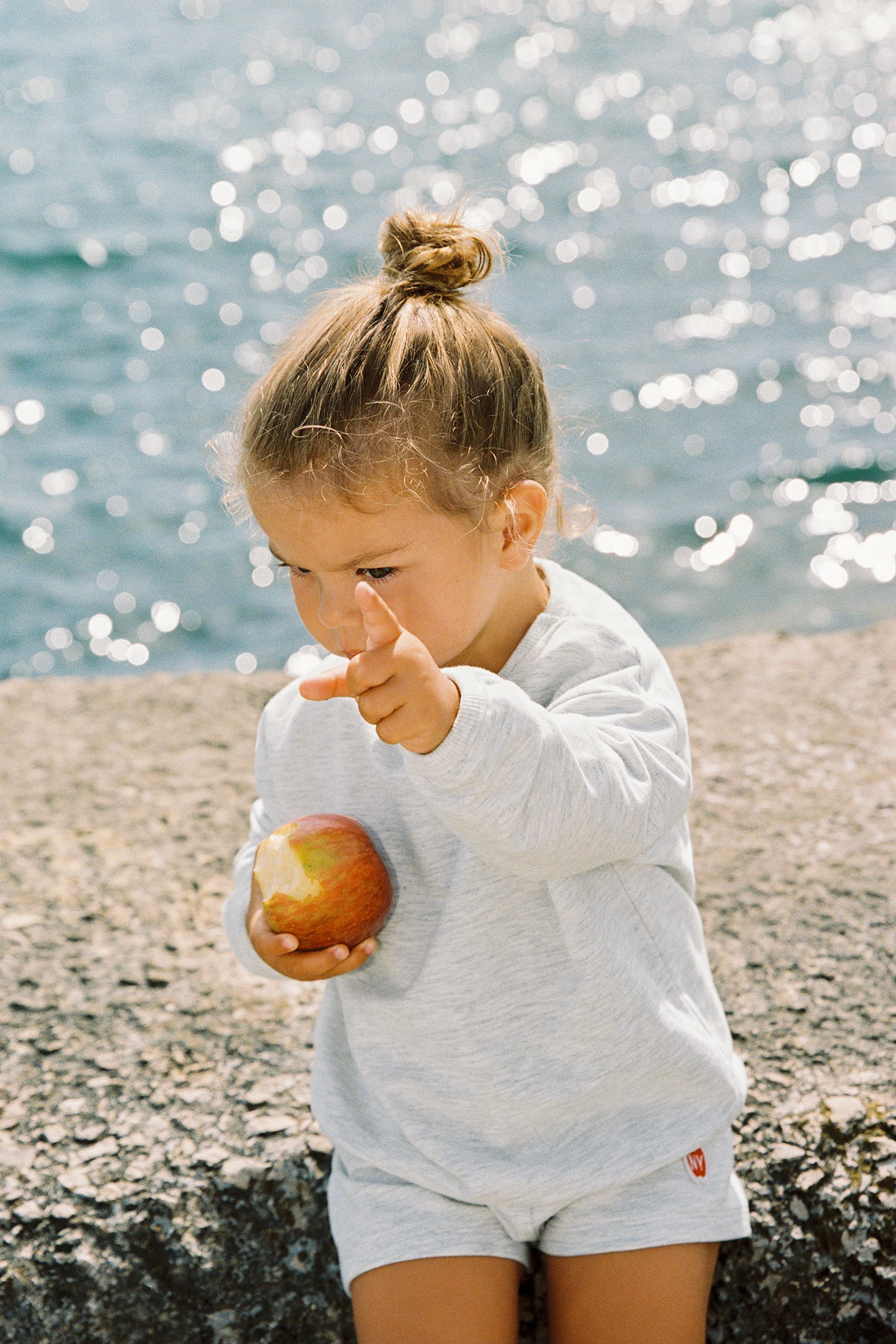 SWEATSHIRT AND BERMUDA SHORTS SET WITH APPLE PATCH