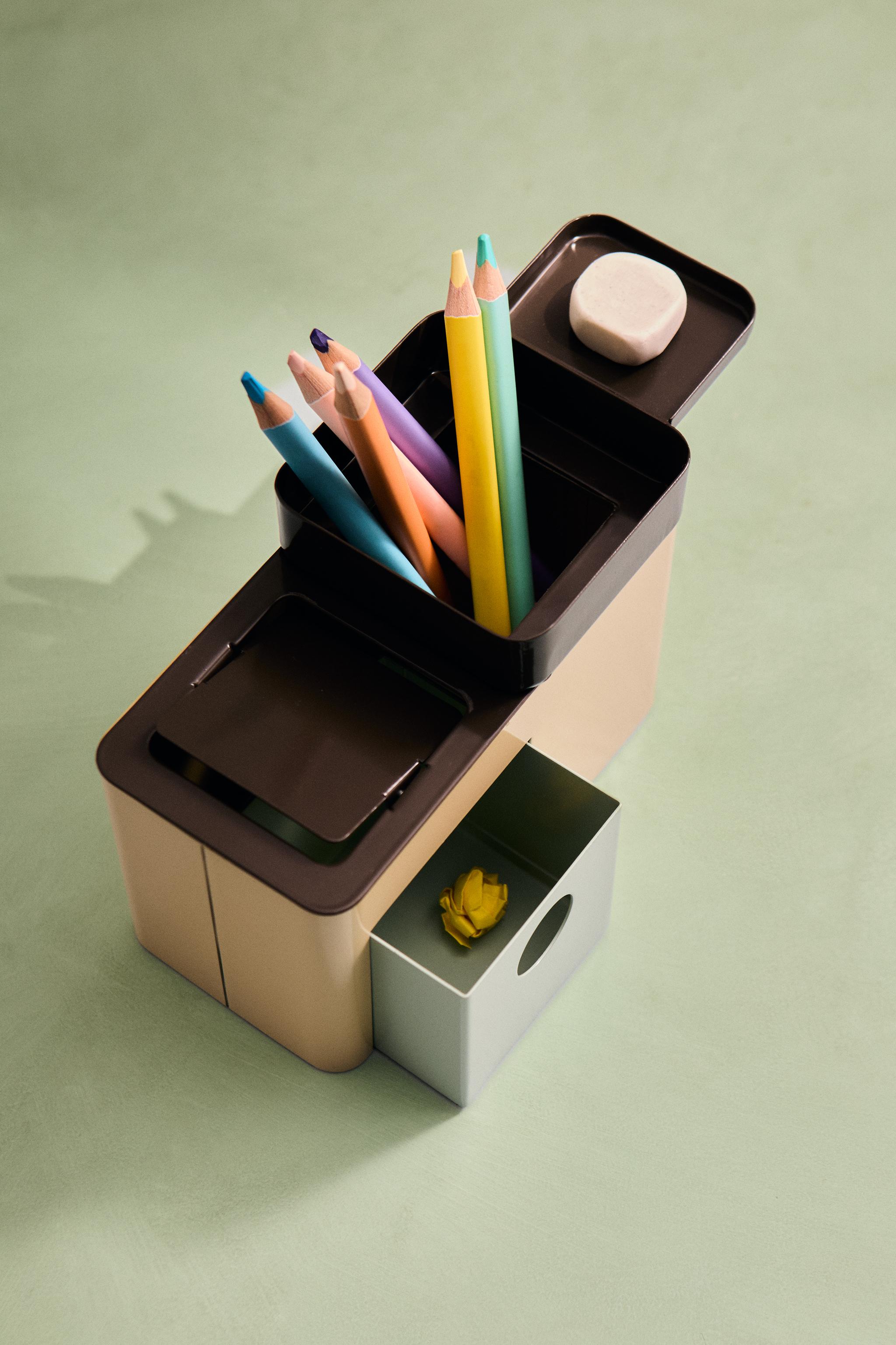 CHILDREN'S METAL HOUSE PENCIL HOLDER