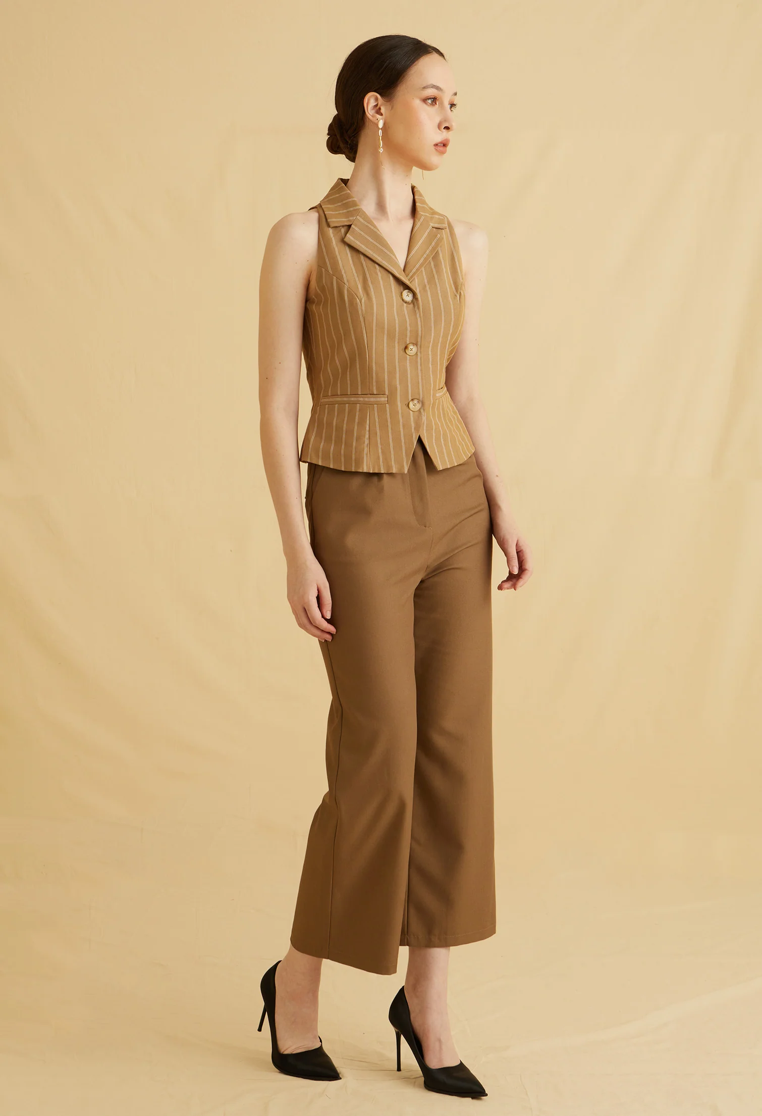 Sharp Line Collared Sleeveless Vest