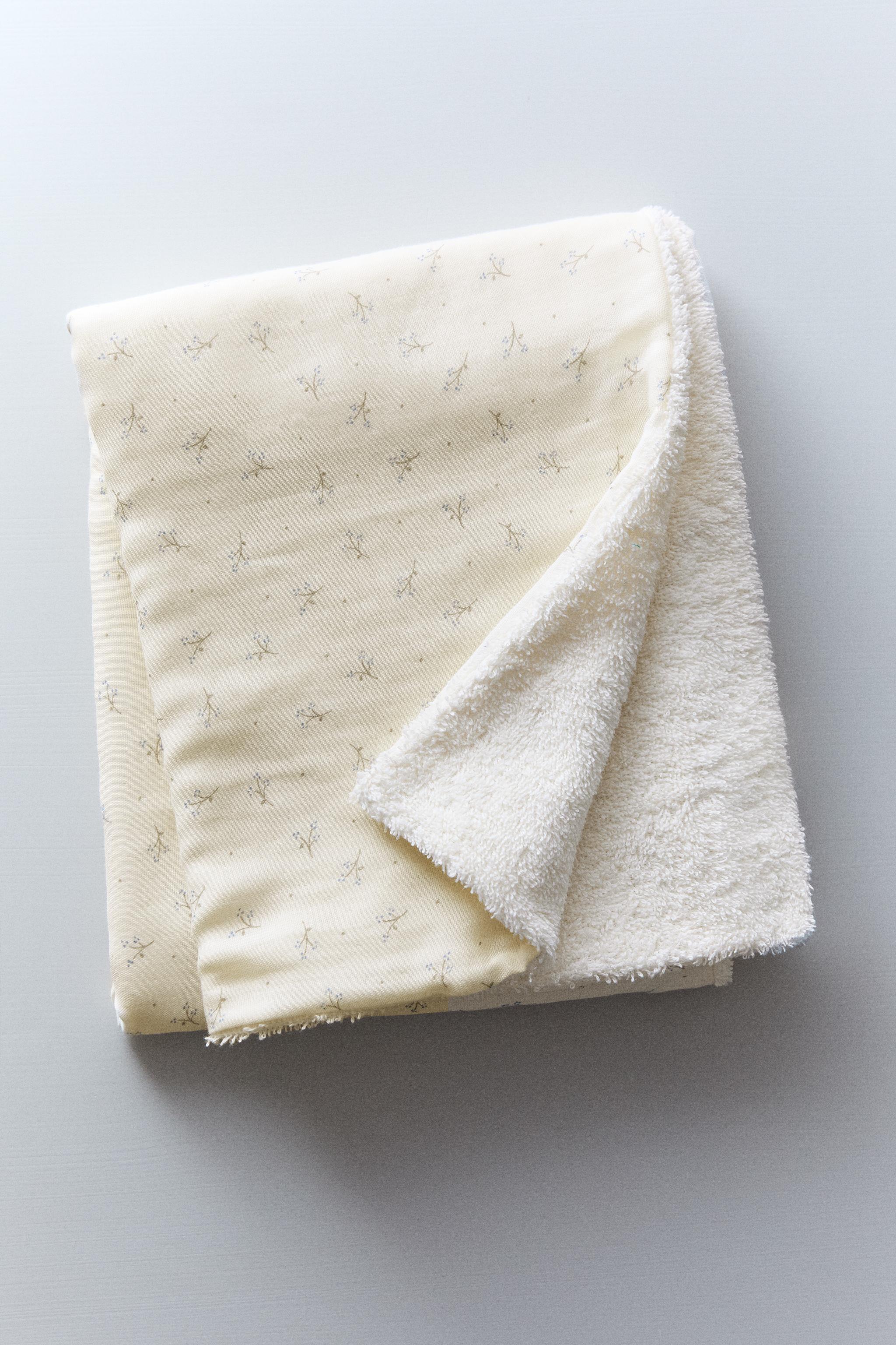 CHILDREN'S BATH TOWEL WITH MINI FLOWERS