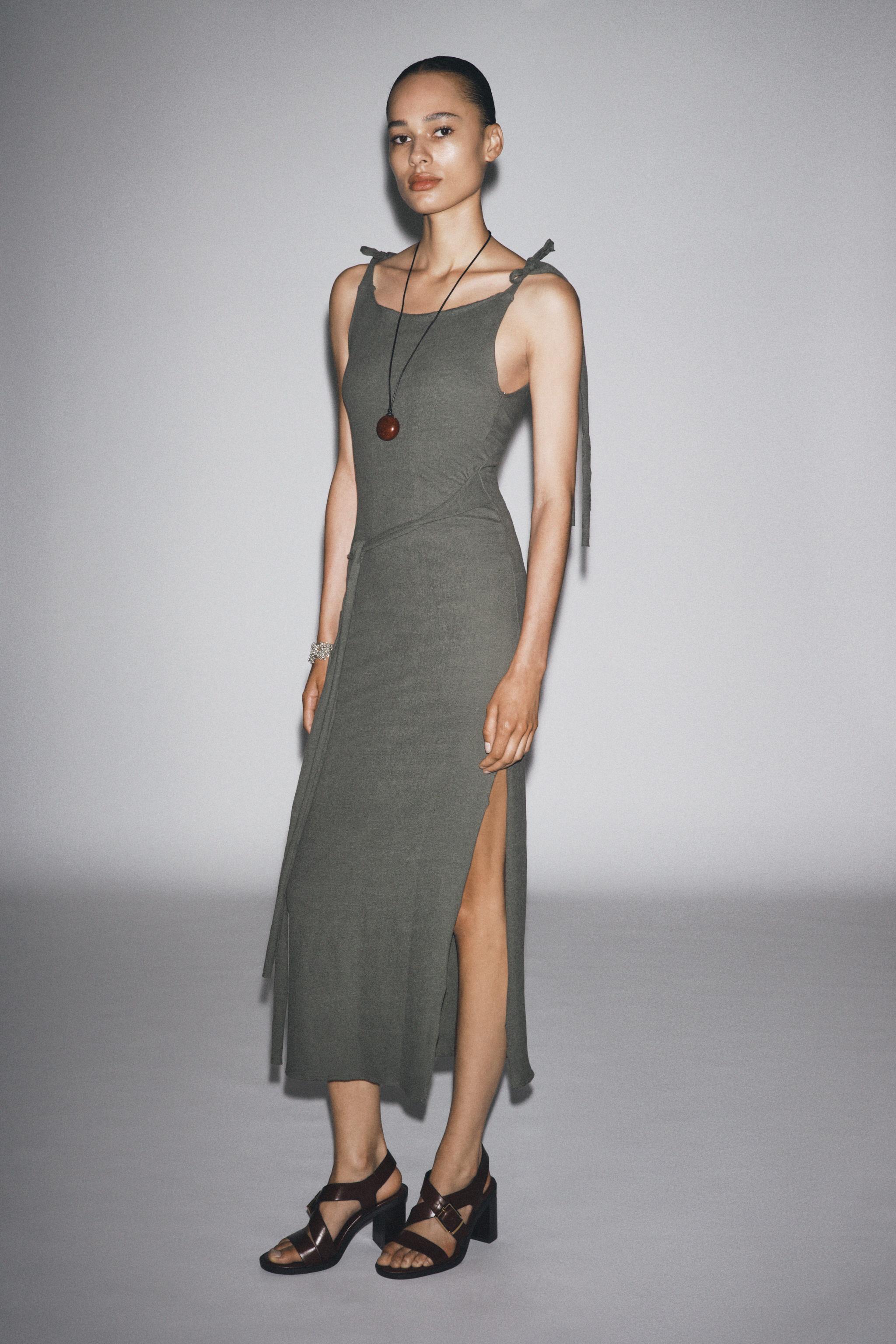 LEATHER BUCKLE HEELED SANDALS