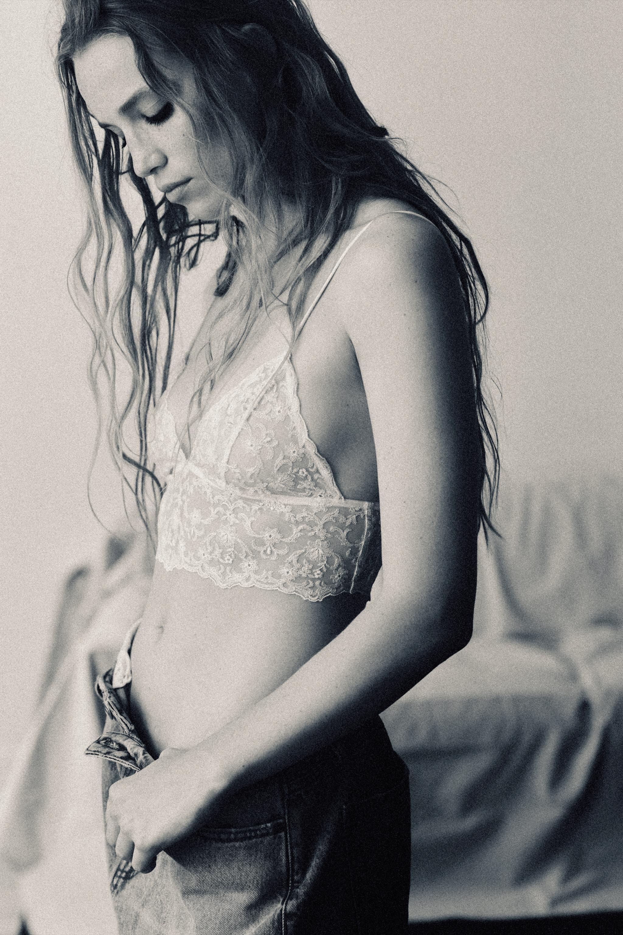 EMBROIDERED LACE BANDEAU BRALETTE