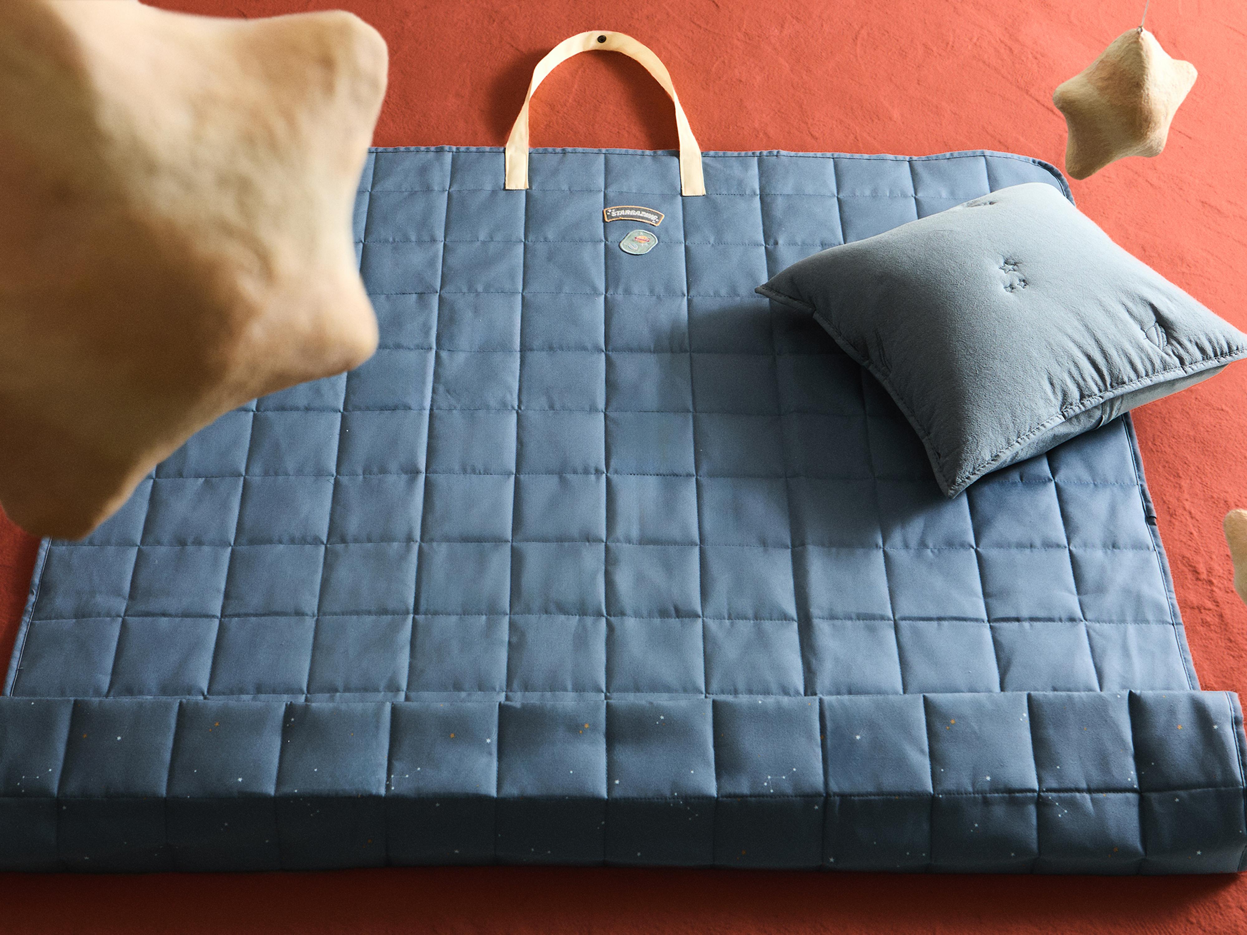 WATER-RESISTANT FLOOR BLANKET WITH CONSTELLATIONS