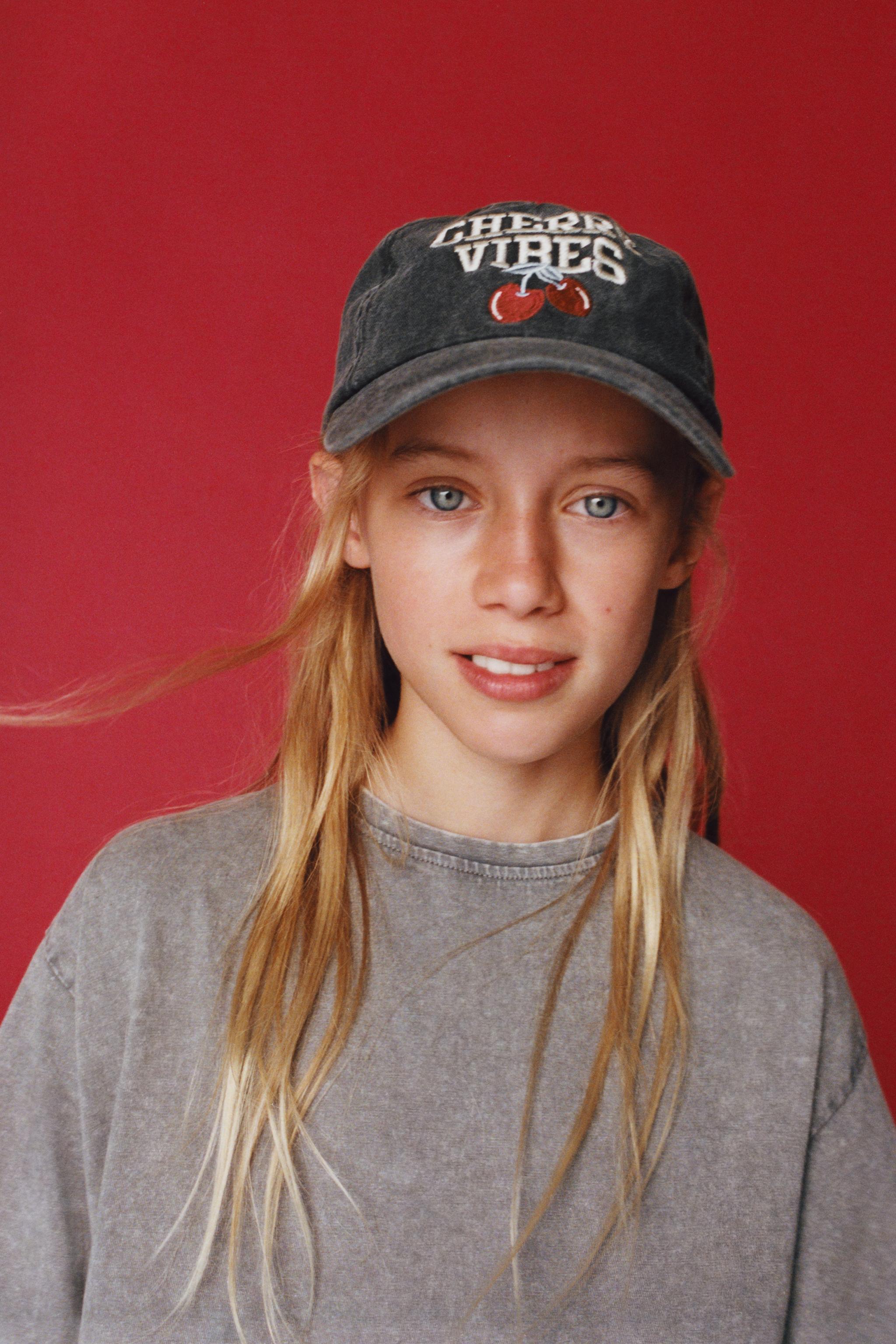 3-14 YEARS/ WASHED EFFECT CAP WITH CHERRY EMBROIDERY