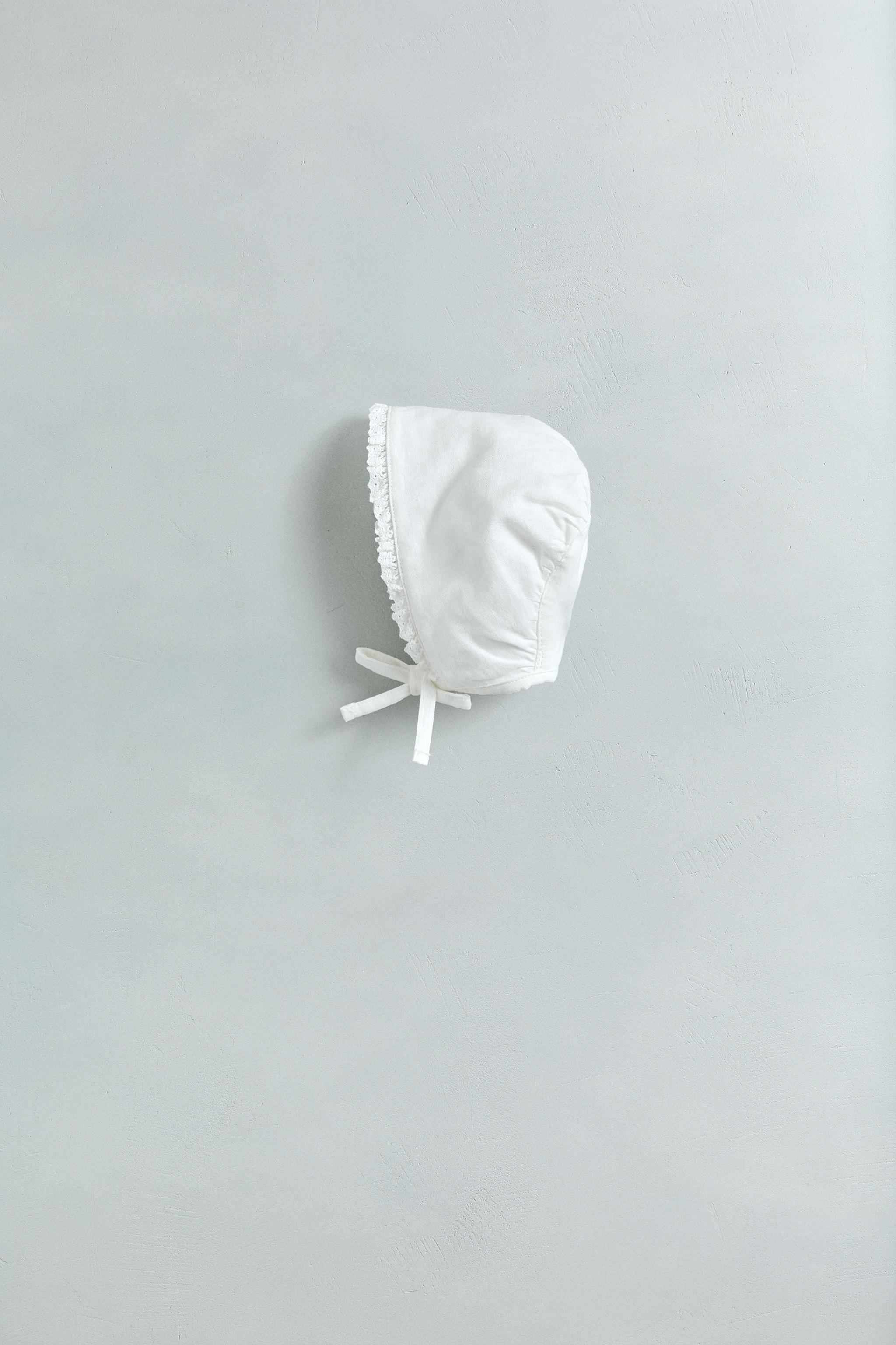 PLAIN LINEN BONNET WITH LACE