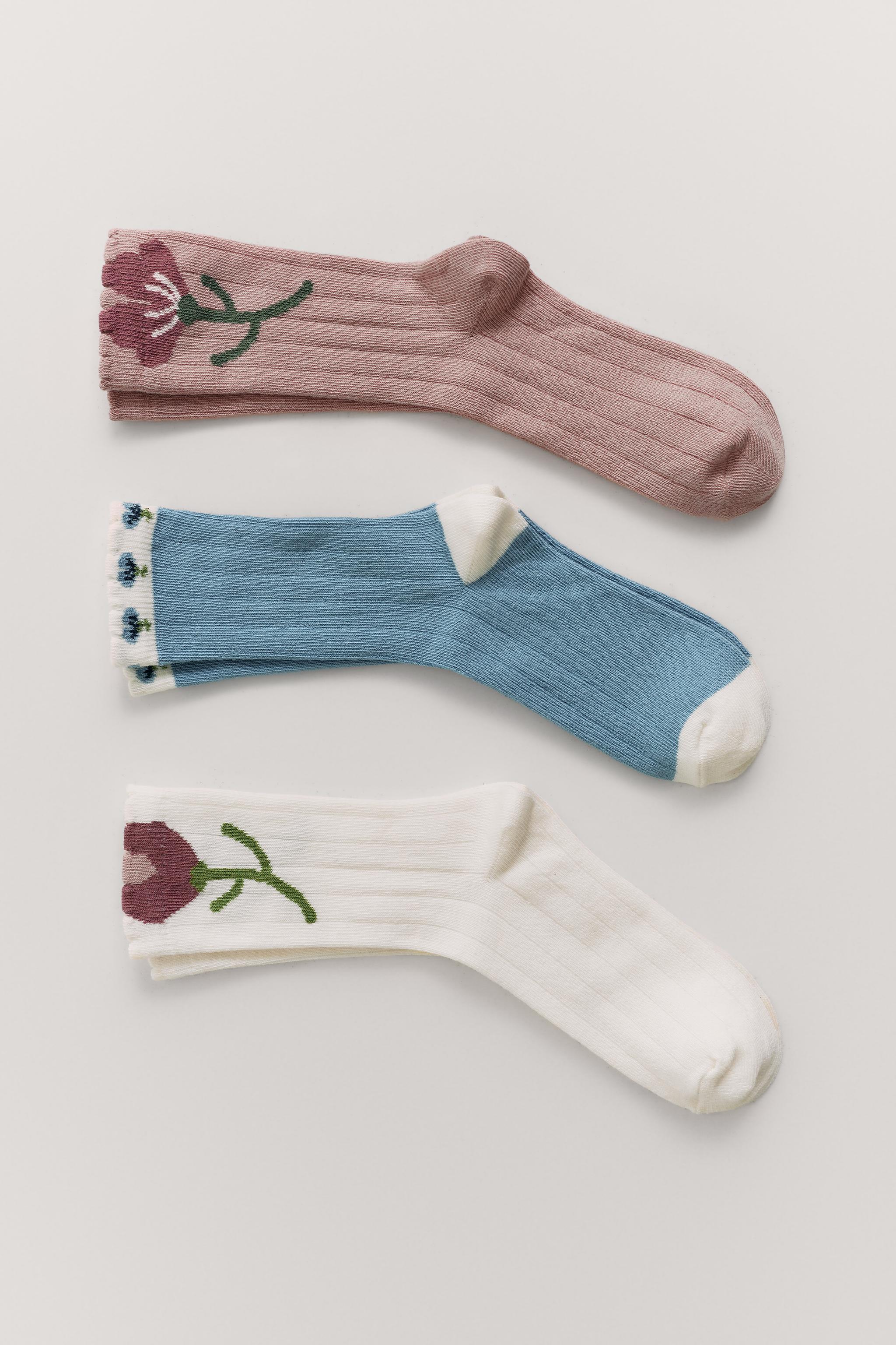 THREE-PACK OF FLORAL SOCKS