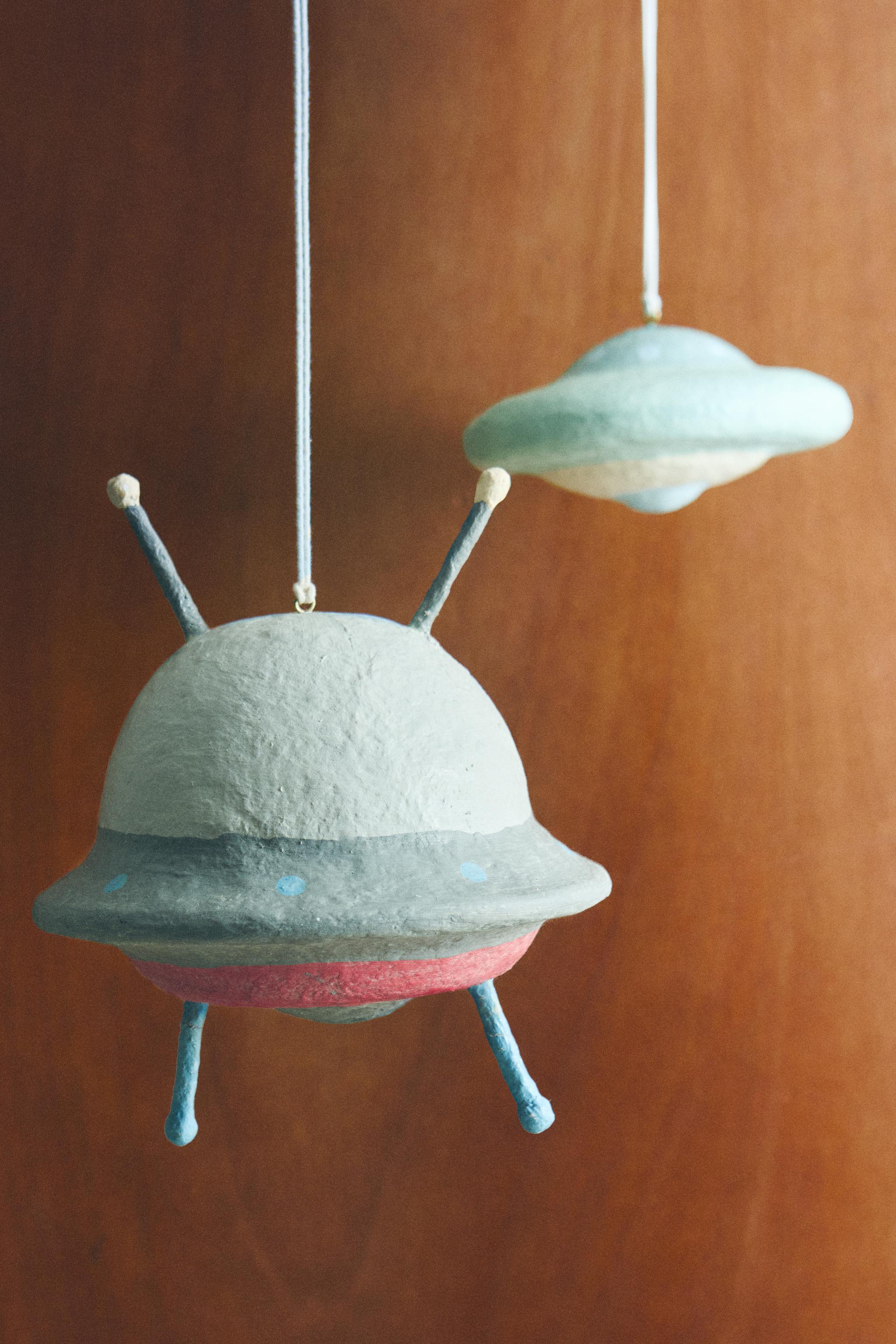 SET OF FLYING SAUCERS (SET OF 2)