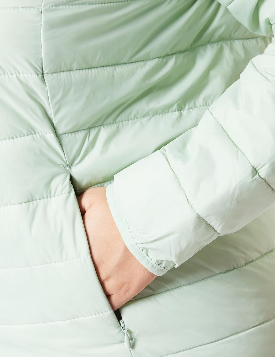 Amazon Essentials Women's Lightweight Long-Sleeve Water-Resistant Packable Puffer Jacket (Available in Plus Size)