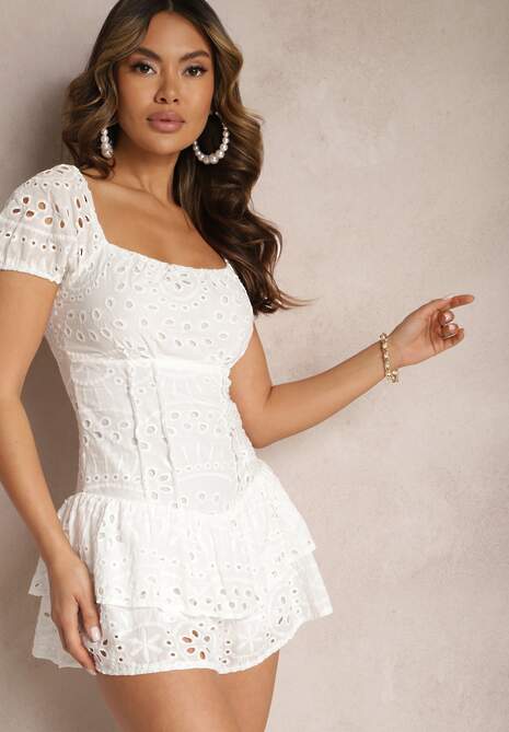 Biały Bawełniany Kombinezon Koronkowy z Krótkim Rękawem Wykończony Falbankami Casdaria