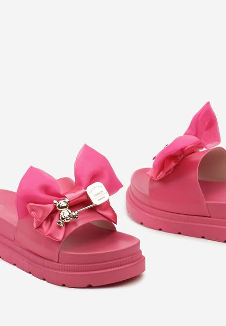 Fuksjowe Klapki z Imitacji Skóry na Grubej Podeszwie z Kokardą i Złotą Aplikacją Timabel