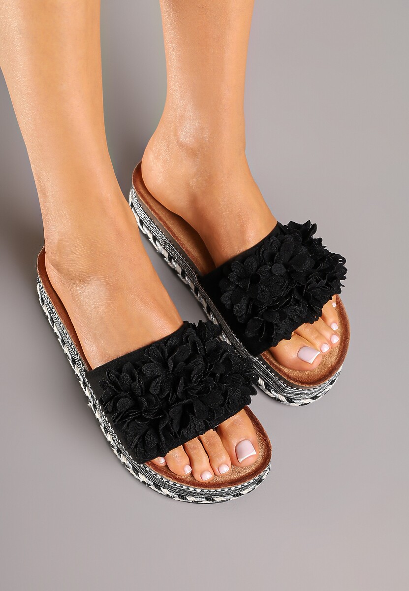 Czarne Klapki na Podeszwie z Plecionki Zdobione Kwiatową Aplikacją Zaritea