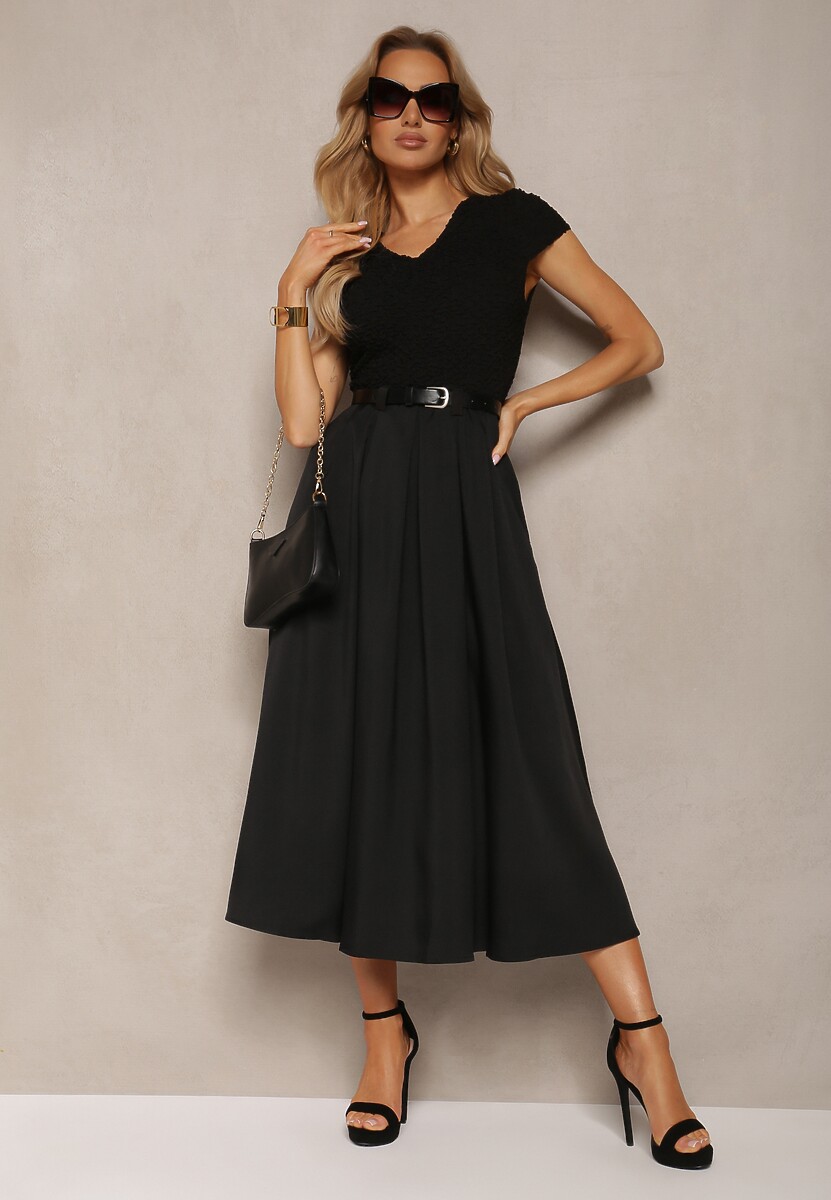 Czarna Sukienka o Rozkloszowanym Kroju z Krótkim Rękawem i Paskiem z Ekoskóry Frinna