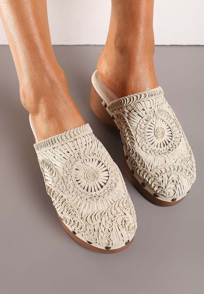 Beżowe Klapki Chodaki Ozdobione Plecionką i Nitami na Grubej Podeszwie Riorella