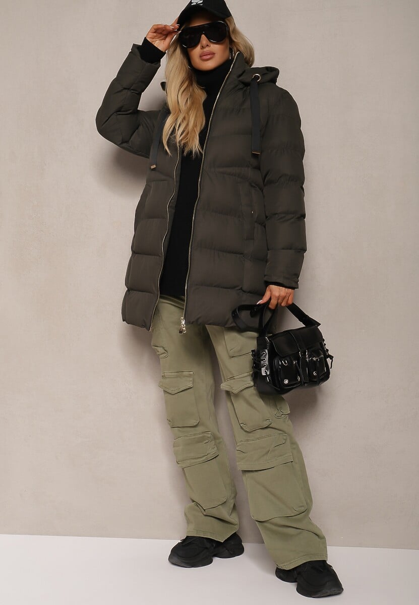 Ciemnozielona Kurtka Pikowana o Długim Kroju z Kapturem i Suwakiem Dwukierunkowym Naomira