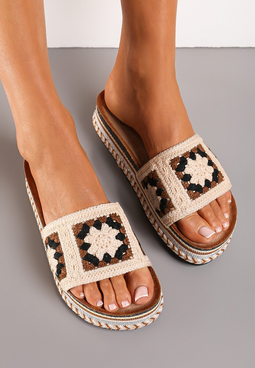 Ciemnobeżowe Klapki Ozdobione Metaliczną Nitką na Platformie Vabia