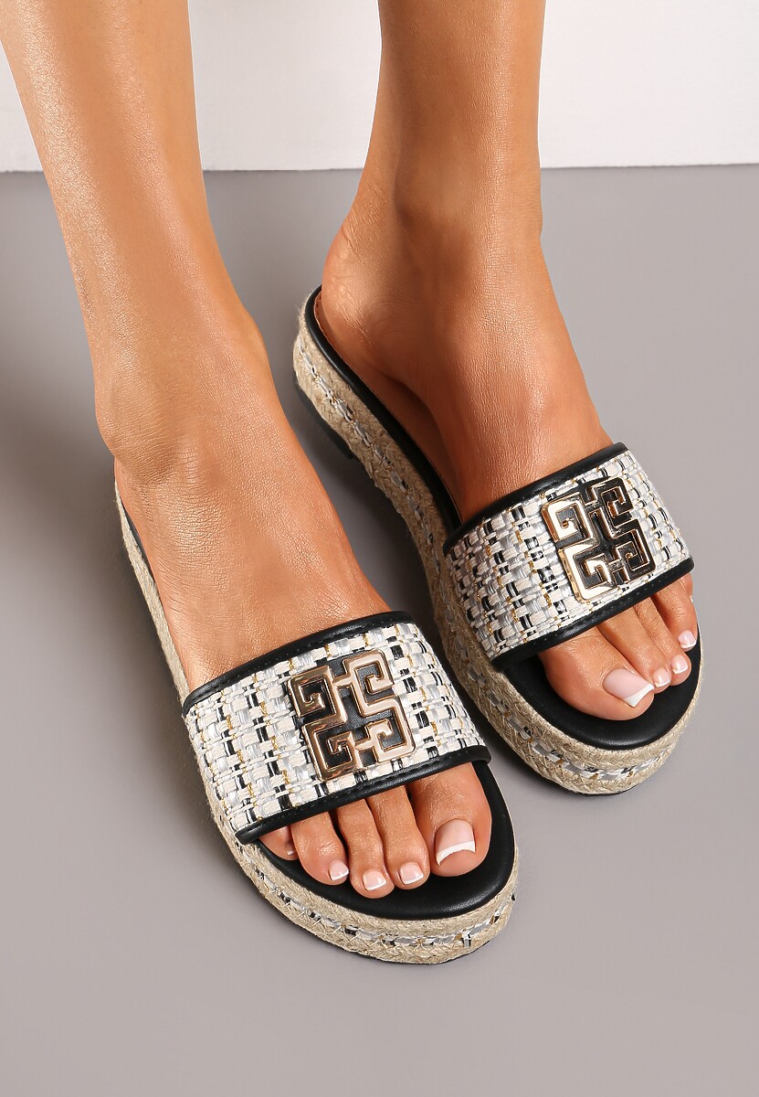 Czarne Klapki z Plecionki na Niskiej Platformie z Metaliczną Ozdobą Ramosie