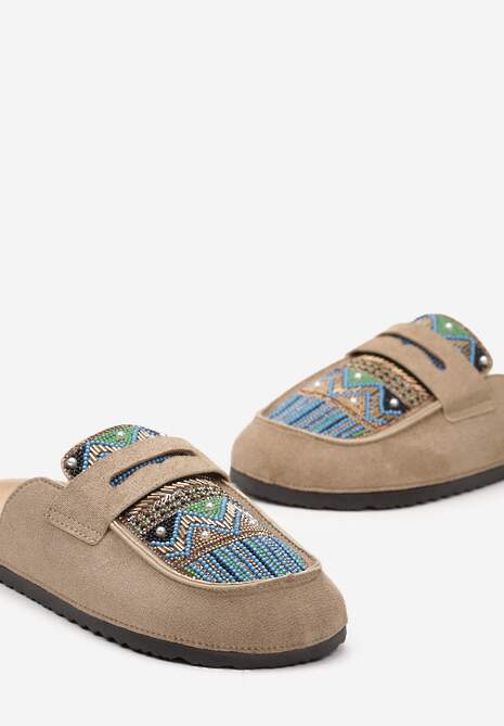 Ciemnobeżowe Klapki na Płaskiej Podeszwie z Imitacji Zamszu Ozdobione Koralikami i Cyrkoniami Giazara