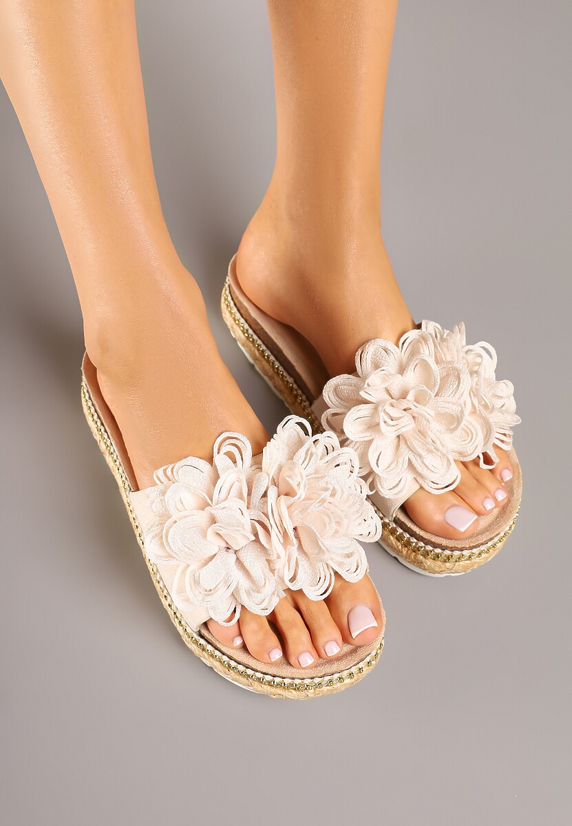 Beżowe Klapki na Niskiej Platformie z Ozdobną Aplikacją z Kwiatem Soprine