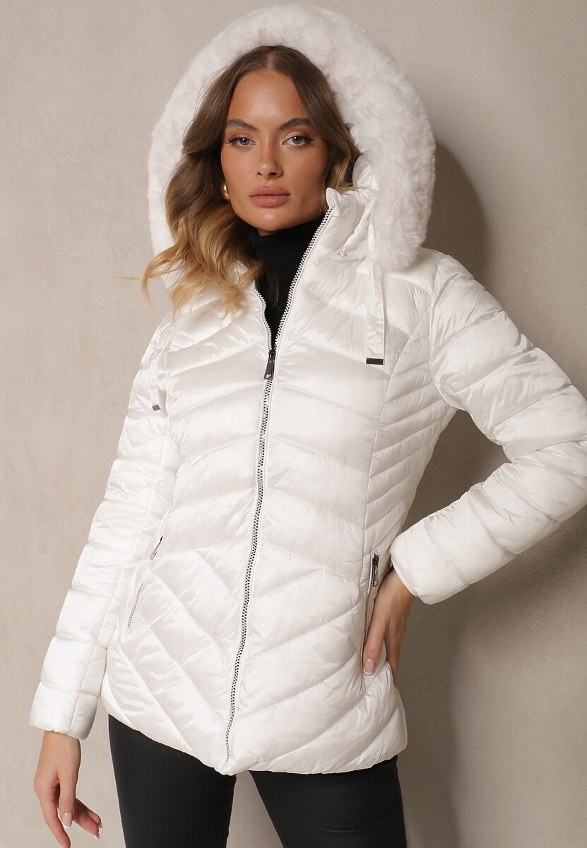 Biała Kurtka z Pikowanymi Przeszyciami i Kapturem z Futerkiem Podszyta Polarem Venessae