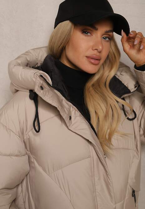 Beżowa Pudełkowa Kurtka z Pikowanymi Przeszyciami i Kapturem Zdobiona Ściągaczami Hedilea
