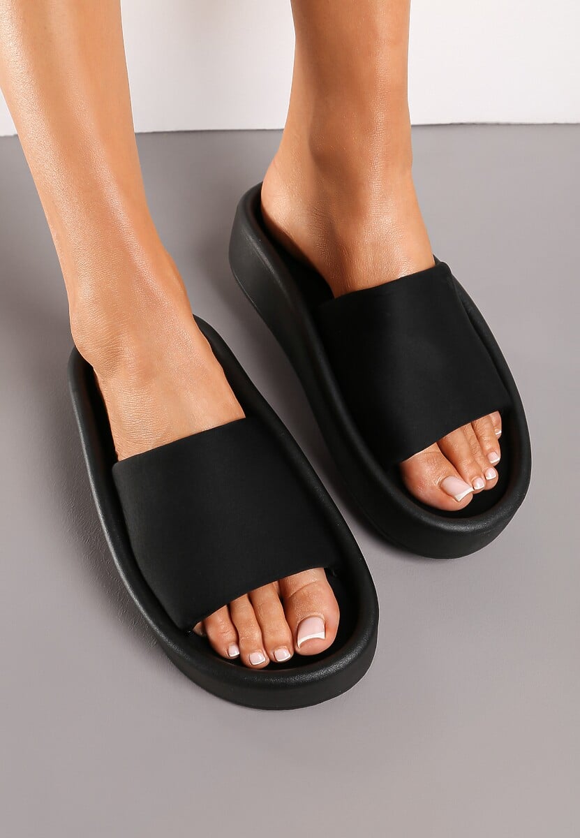 Czarne Piankowe Klapki na Płaskiej Podeszwie z Szerokim Paskiem Querisa