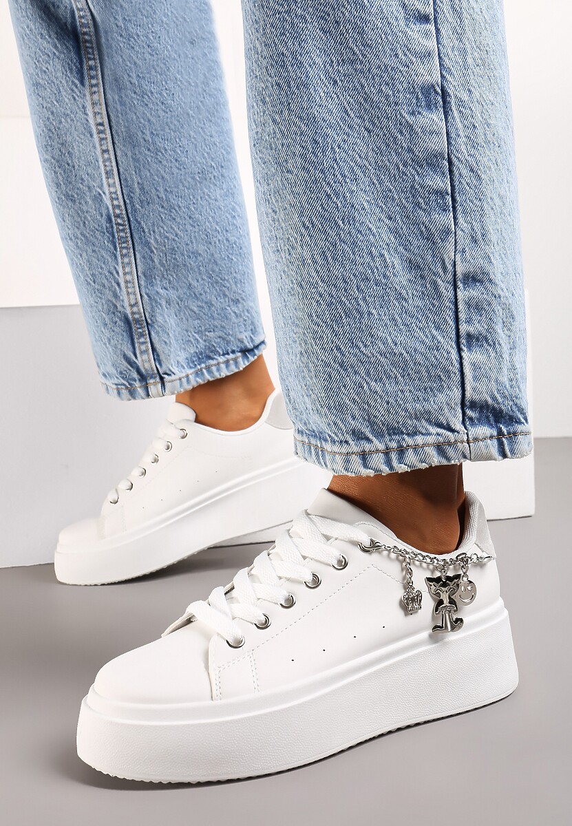 Biało-Szare Sznurowane Sneakersy z Ekoskóry na Platformie z Łańcuszkiem i Zawieszkami Salvania