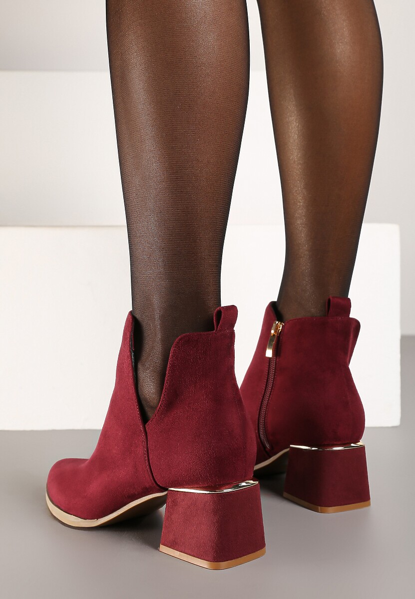 Bordowe Botki na Słupku z Wycięciem i Metaliczną Ozdobą Lorethra