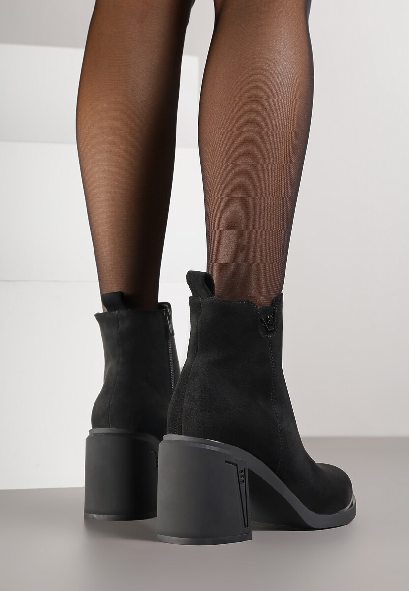 Czarne Botki do Kostki VICES z Imitacji Zamszu na Słupkowym Obcasie z Aplikacją przy Cholewce Nelerie