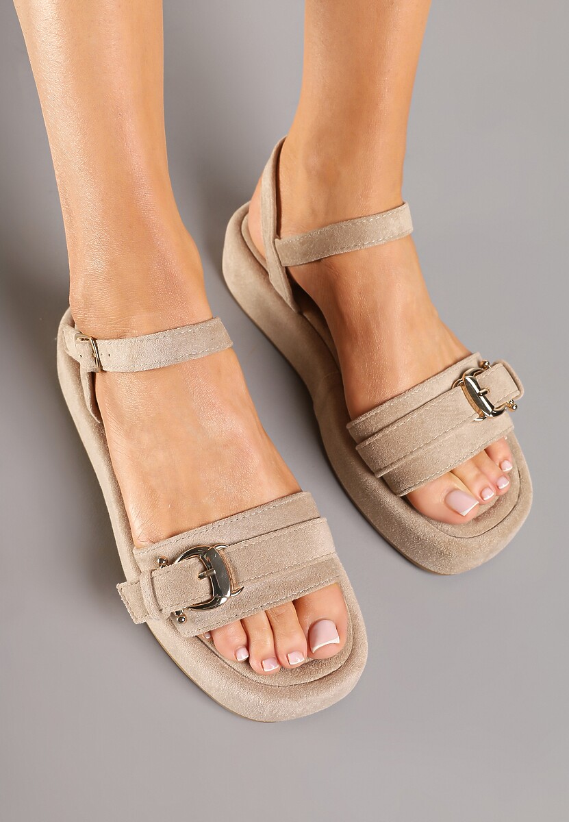 Ciemnobeżowe Sandały na Niskiej Platformie z Ozdobną Sprzączką Neledis