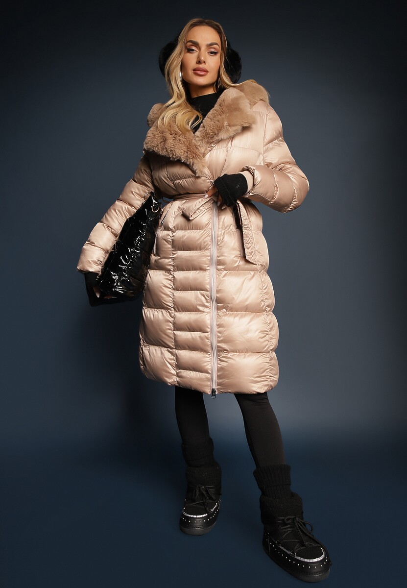 Beżowa Pikowana Kurtka Płaszcz za Kolano z Wiązanym Paskiem i Futerkiem Vivenda