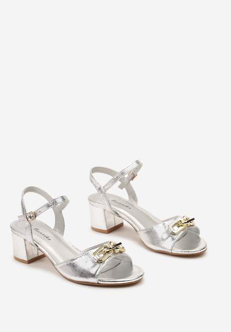 Srebrne Sandały ze Sprzączką i Ozdobnym Łańcuchem na Froncie Bahdsa