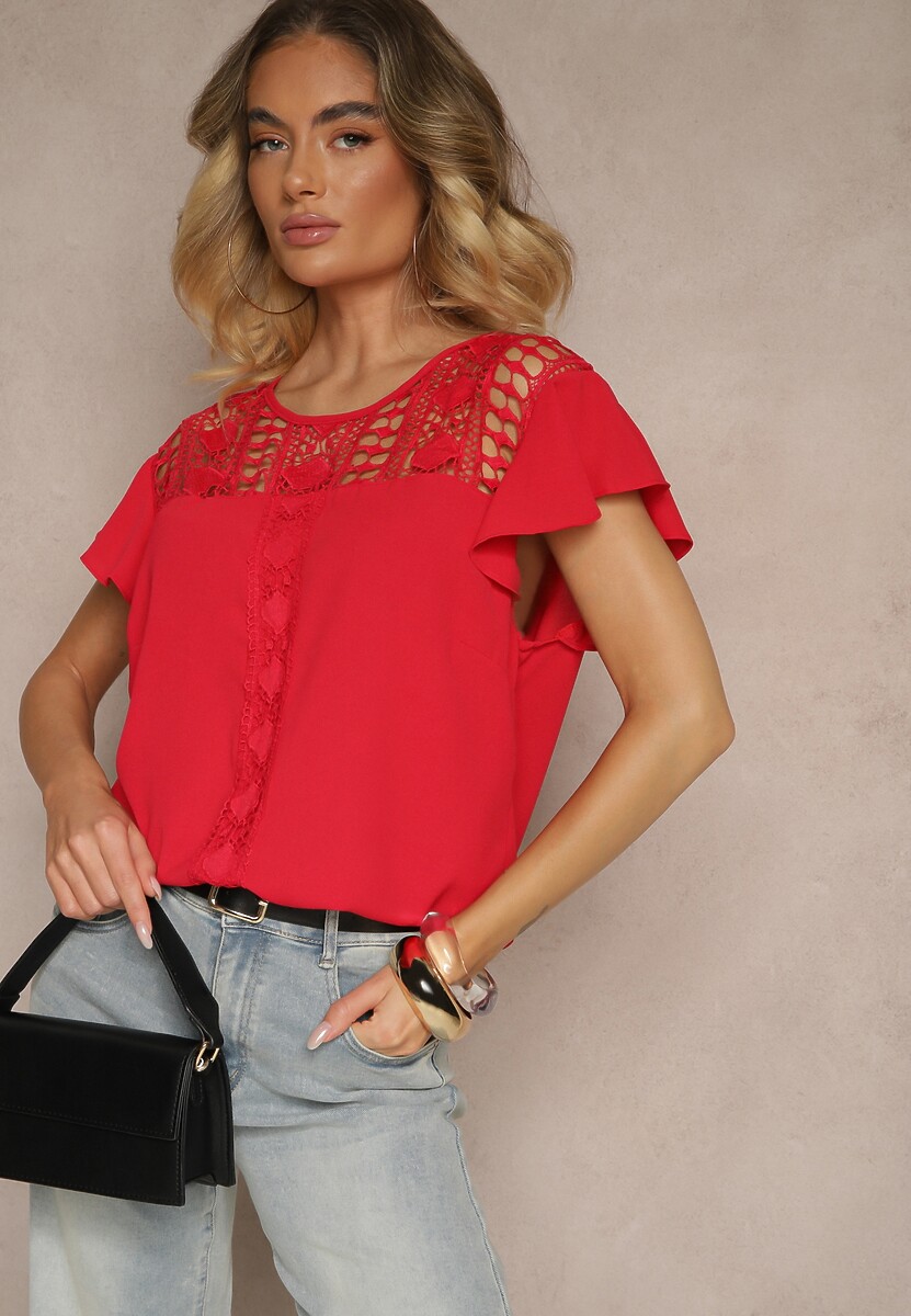 Czerwona Bluzka z Falbankami Wokół Ramion i Ażurową Koronką Przy Dekolcie Dastisa