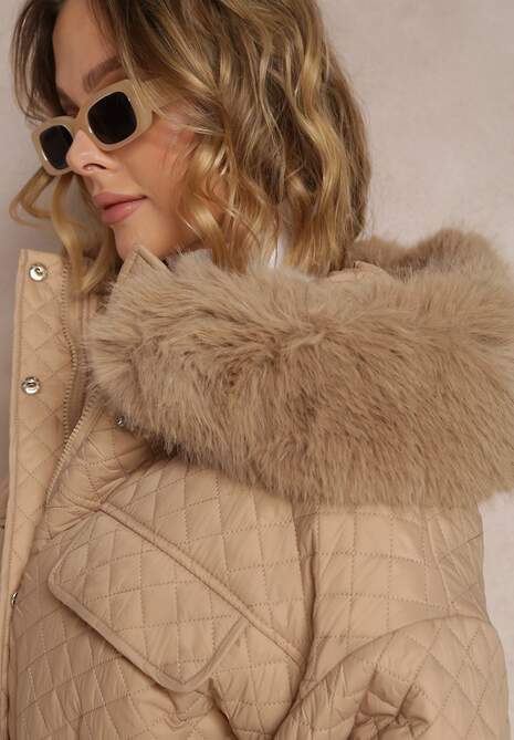 Beżowa Kurtka z Futrzanym Kapturem i Drobnym Pikowaniem Obtashe