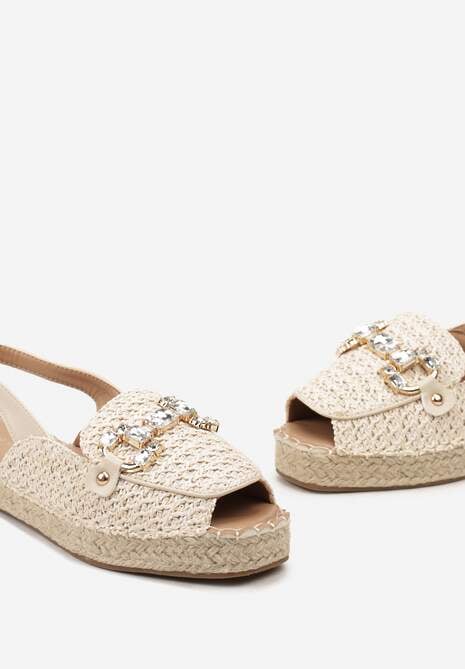 Jasnobeżowe Sandały z Otwartym Noskiem na Podeszwie z Plecionki Ozdobione Metaliczną Klamrą Tivera