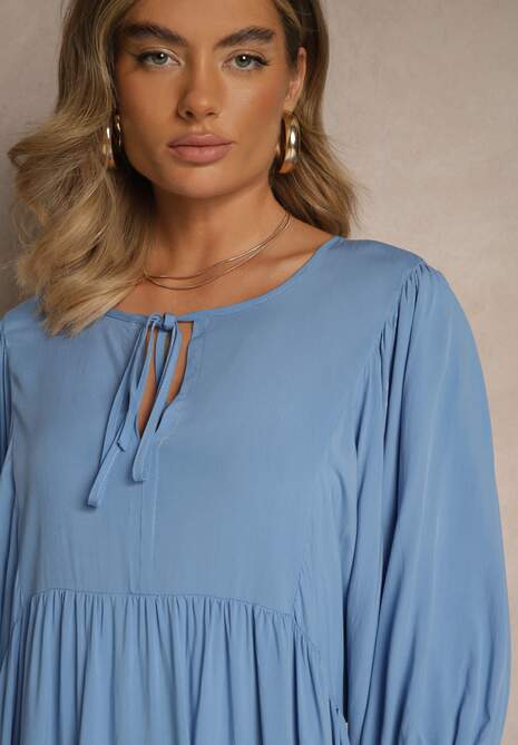 Niebieska Wiskozowa Sukienka o Rozkloszowanym Kroju Wiązana przy Dekolcie Tilvessa