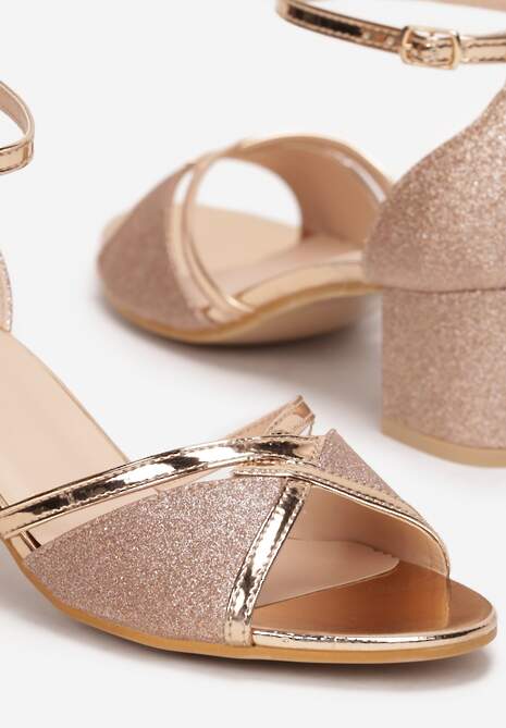 Szampańskie Brokatowe Sandały na Niskim Słupku z Lakierowanymi Paskami Ilenia