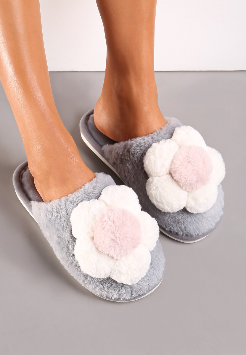 Czarne Kapcie ze Sztucznego Futra z Aplikacją 3D w Kształcie Kwiatka Melisande