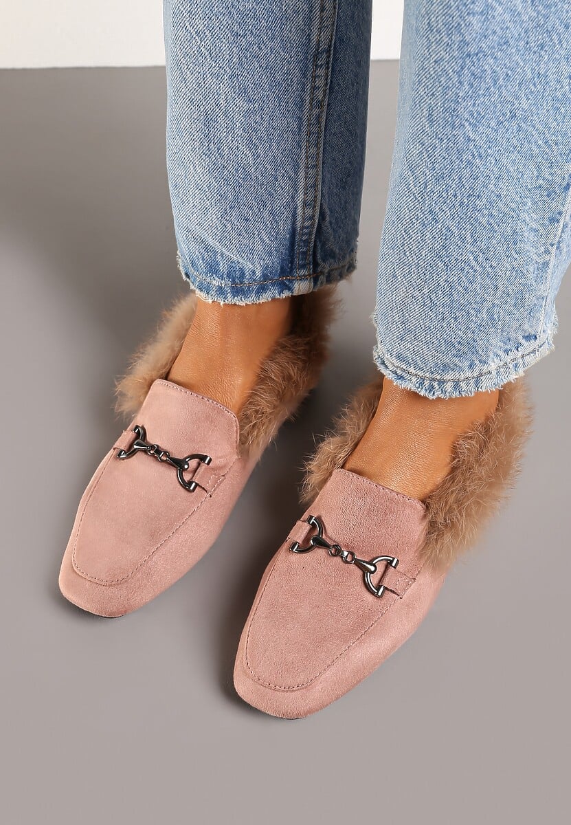 Jasnoróżowe Mokasyny na Płaskiej Podeszwie Ozdobione Klamrą i Futerkiem Sanindra