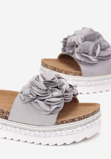 Szare Klapki na Dekoracyjnej Platformie z Szerokim Paskiem Manilin