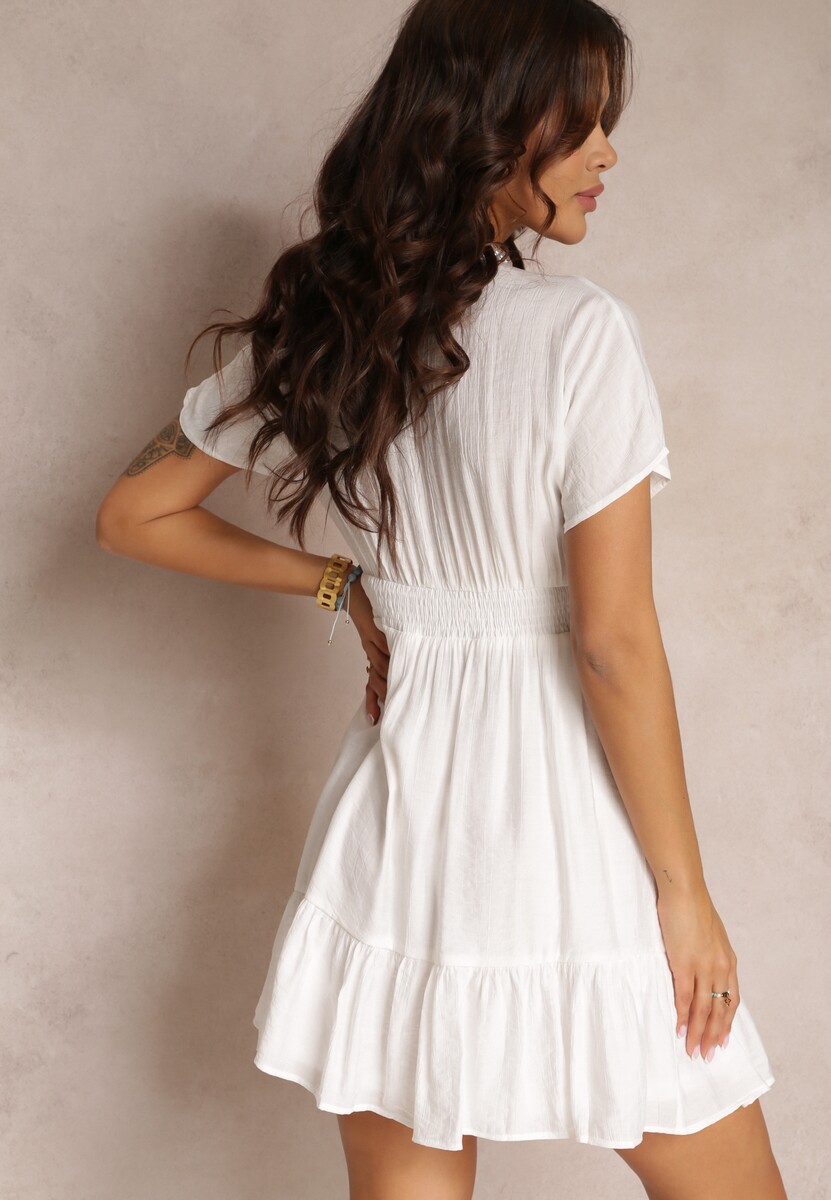 Biała Taliowana Sukienka Szmizjerka Mini z Głębokim Dekoltem i Falbanką Nentri