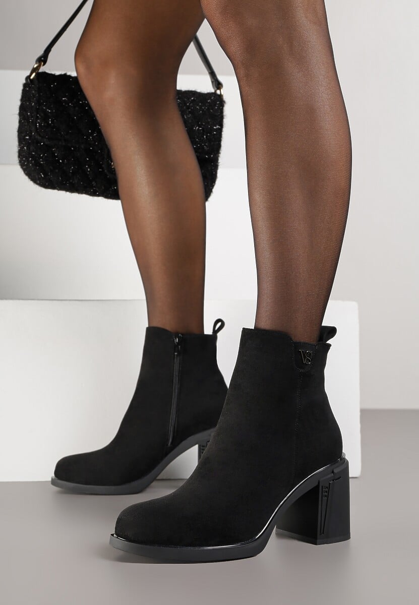 Czarne Botki do Kostki VICES z Imitacji Zamszu na Słupkowym Obcasie z Aplikacją przy Cholewce Nelerie