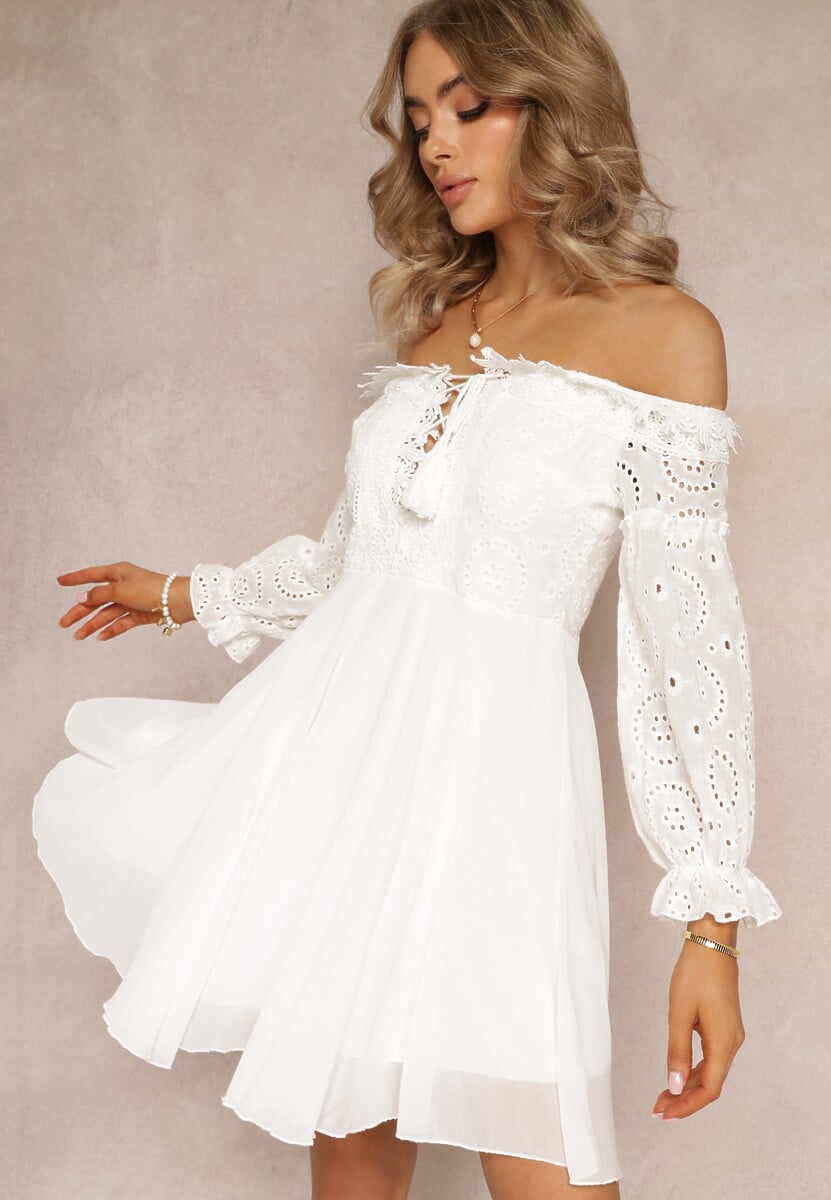 Biała Sukienka z Rękawami 7/8 i Ozdobną Koronką Cascantha