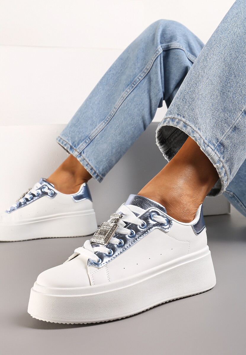 Biało-Niebieskie Sneakersy z Metaliczną Zawieszką na Sznurówkach Ozdobioną Cyrkoniami Edosa