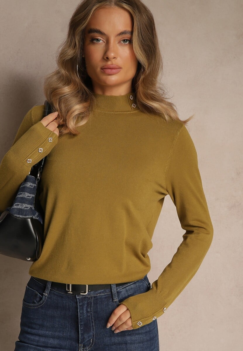 Zielony Golf o Dopasowanym Kroju Zdobiony Minimalistycznymi Aplikacjami Unissa