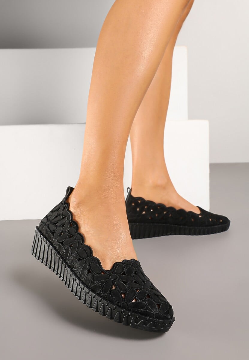 Czarne Półbuty z Ażurowymi Wycięciami na Koturnie Liselila