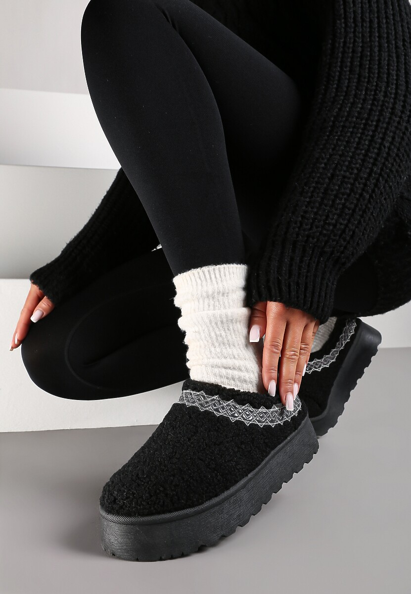 Czarne Śniegowce na Platformie z Niską Cholewką i Haftem Zinnorea