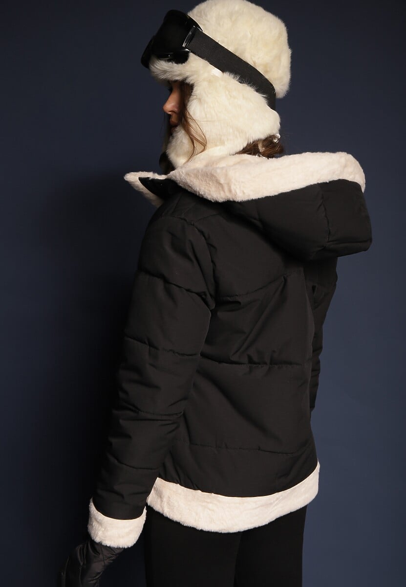 Czarna Futerkowa Kurtka z Kapturem Zdobiona Pikowanym Przeszyciem Ettalia